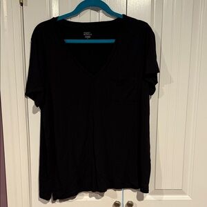 2 Market & Spruce 1 Black and 1 White Short Sleeve Tee